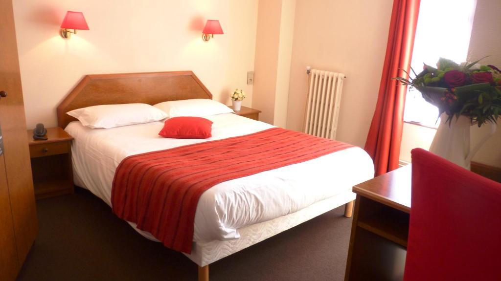 Hotel-Restaurant La P'Tite Auberge Lillebonne Room photo